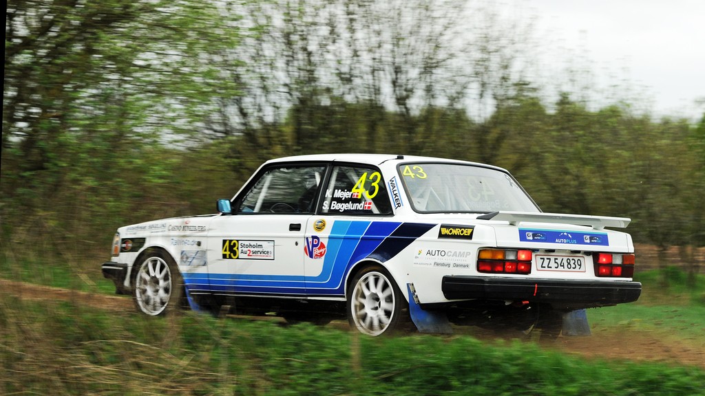 Kurt Mejer og Steen Bøgelund i en nedbremsning i Stoholm Rally 2021
(Foto: rallypics.dk / Viggo Johansen)